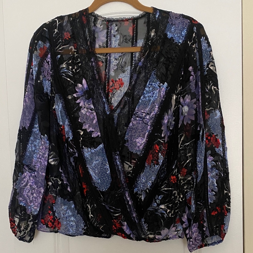 Alice + Olivia Floral/Lace  V-Neck Women's Top